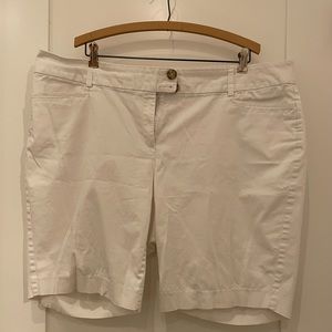 Tommy Hilfiger Women’s 20W white Cotton (3% Spandex) Bermuda shorts. 10” inseam